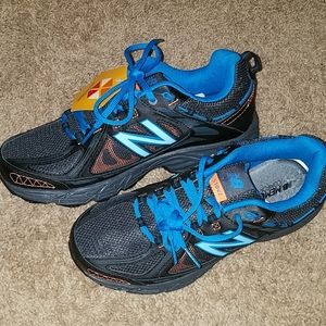 Womens slip resistant shoes